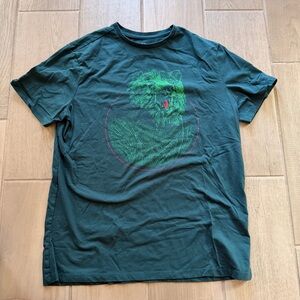 Dark Green / Black Graphic T-Shirt - Stylized Bear & Outdoors